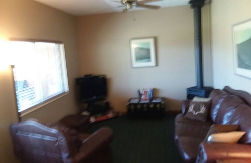 Gardiner Cabin | Looking for an Alternative to a Big Box Motel? We're it!