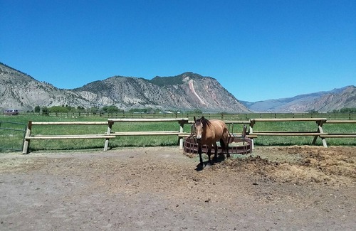 Gardiner Cabin | Looking for an Alternative to a Big Box Motel? We're it!