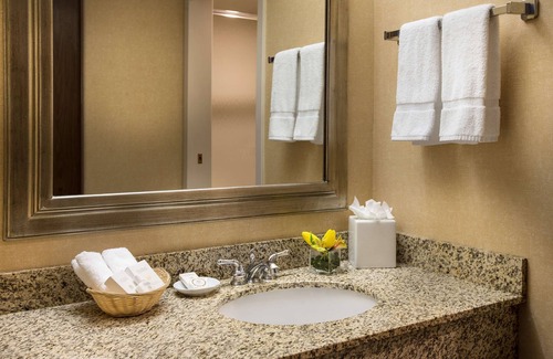 SeaTac Hotel | Looking for Quick Overnight? Free Airport Shuttle to SeaTac Airpt! Breakfast