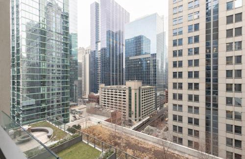 Downtown Chicago Apartment | Loop 1BR w Gym Pool nr Financial District CHI-232