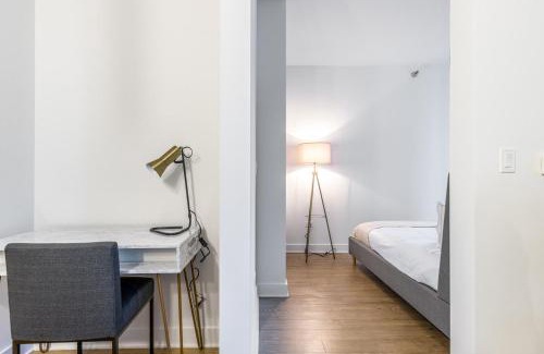 Downtown Chicago Apartment | Loop 1BR w Gym Pool WD nr Millennium Park CHI-236