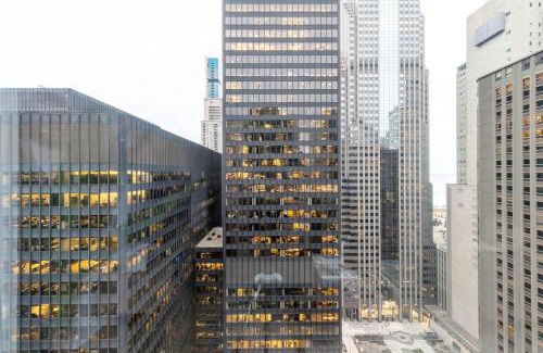 Downtown Chicago Apartment | Loop 1BR w Gym Pool WD nr Millennium Park CHI-236