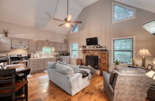 Warne Hotel | Lorelai's Lair - Hot Tub - Fire Pit- Pet Friendly