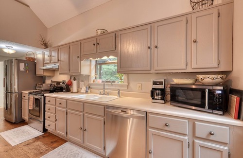 Warne Hotel | Lorelai's Lair - Hot Tub - Fire Pit- Pet Friendly