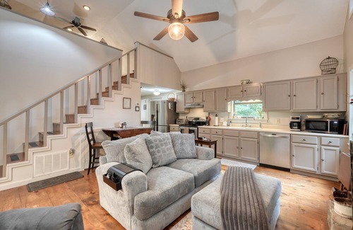 Warne Hotel | Lorelai's Lair - Hot Tub - Fire Pit- Pet Friendly