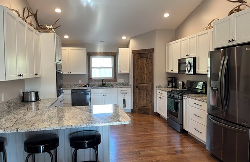 Helena House | Lost Pines-Family-Friendly Mountain Retreat