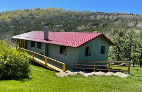 Lost River Cottage | Lost River Swiss Cottage/10 acres/Private Dog Park/Streams