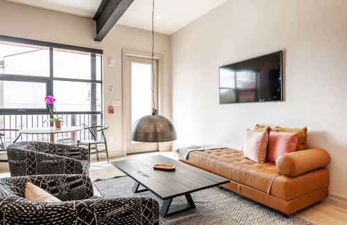 Stratford Apartment | Lot 44: Wood Forbes Unit 4 (King)