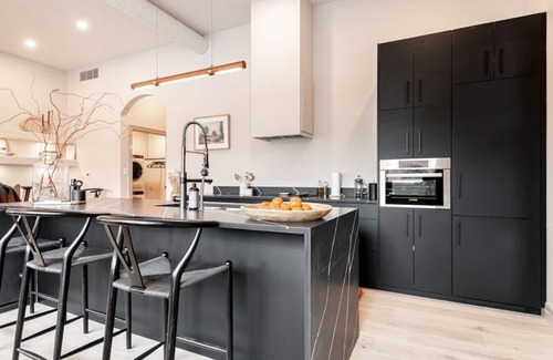 Stratford Apartment | Lot 44: Wood Forbes Unit 5 (King + Fireplace)