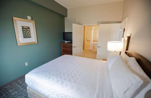 Highlands - Perkins Hotel | Louisiana Gem Away from Home! Full Kitchen, Pet-friendly, Onsite Pool, Parking!