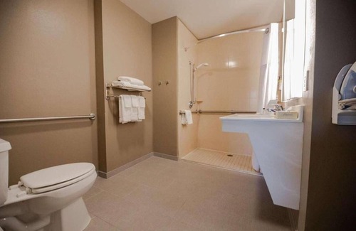 Highlands - Perkins Hotel | Louisiana Gem Away from Home! Full Kitchen, Pet-friendly, Onsite Pool, Parking!