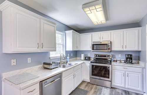 Buechel House | Louisville Vacation Rental ~ 13 Mi to Downtown!