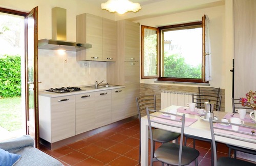Monte Santa Maria Tiberina House | Lovely apartment in villa for 2 people with pool, WIFI, patio, pets allowed and parking
