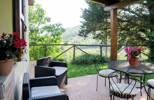 Monte Santa Maria Tiberina House | Lovely apartment in villa for 2 people with pool, WIFI, patio, pets allowed and parking