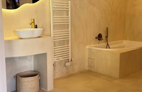 Doue-la-Fontaine Apartment | Love getaway with outdoor spa
