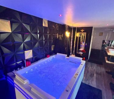 Goussainville House | Love Room élégante spa privatif et extérieur cosy