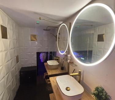 Goussainville House | Love Room élégante spa privatif et extérieur cosy