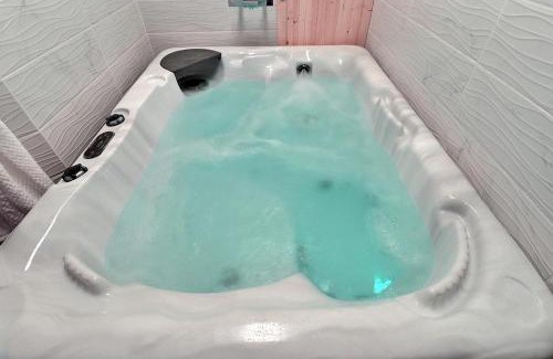 Castelsarrasin Apartment | Love Room avec Jacuzzi Privatif Évasion Romantique à Castelsarrasin