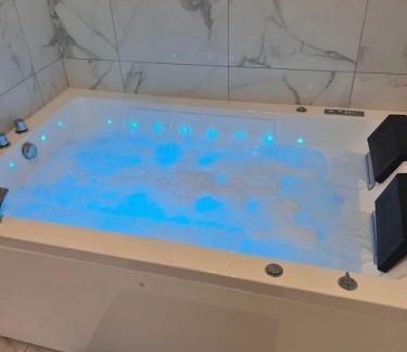Les Pavillons-sous-Bois Apartment | Love Room Suite Jacuzzi