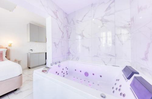Les Pavillons-sous-Bois Apartment | Love Room Suite Jacuzzi