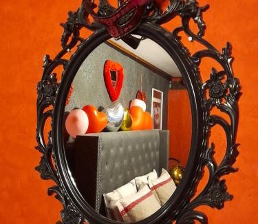 Barr Apartment | LOVE ROOM Le rouge et noir