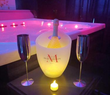 Sainte-Genevieve Bed & Breakfast | Love Room Lili Bulle