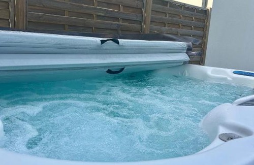 Marcheprime Apartment | Love room proche du bassin , jacuzzi, jardin privé