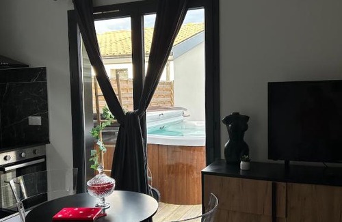 Marcheprime Apartment | Love room proche du bassin , jacuzzi, jardin privé