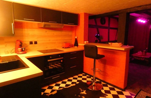 Barr Apartment | LOVE ROOM Red and black