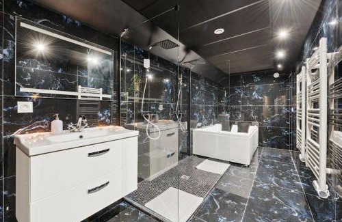 Corbeil-Essonnes Apartment | Love Room - Suite avec jacuzzi et sauna privatif