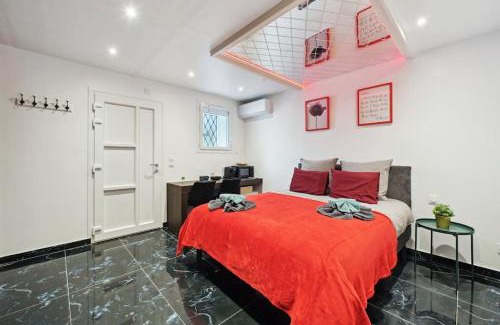 Corbeil-Essonnes Apartment | Love Room - Suite avec jacuzzi et sauna privatif