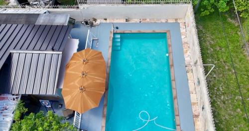 West Little Havana House | Love Story Pool House, free parking & BBQ