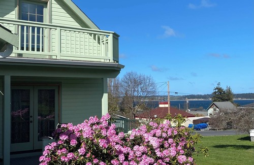Coupeville Cottage | LoveJoy Cottage in quaint historic Coupeville. views of Penn Cove - Pet friendly