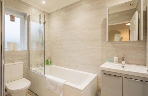 Cambridge House | Lovely 1 Bed Apartment With FREE PARKING & Garden