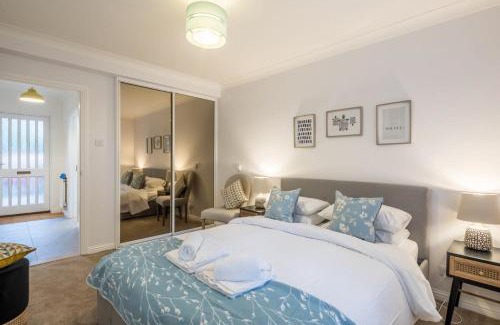 Cambridge House | Lovely 1 Bed Apartment With FREE PARKING & Garden