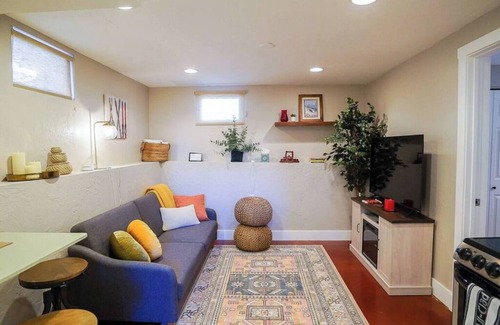 People's Freeway Apartment | Lovely 1 Bedroom Downstairs Apartment