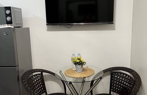 Las Pinas Apartment | Lovely 1BR Condo SM Southmall 100mbps Netflix Disney+