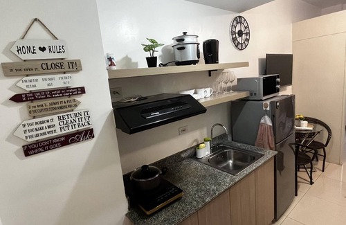 Las Pinas Apartment | Lovely 1BR Condo SM Southmall 100mbps Netflix Disney+