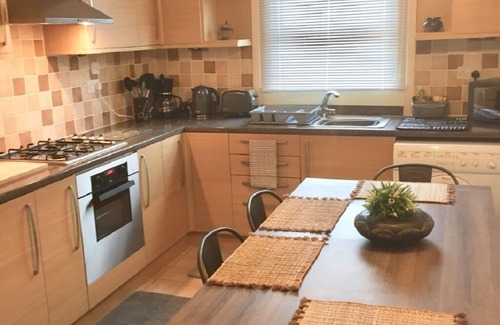 Rushey Green Apartment | Lovely 2 bed - 2 bath London Victorian Apartment with all modern conveniences