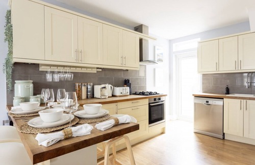 Ferndale Apartment | Lovely 2 bed ground floor apartment + huge garden