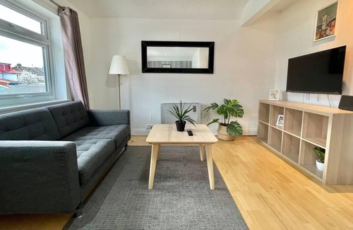 London Borough of Ealing Apartment | Lovely 2-Bed tree-hole in Northolt SouthHarrow