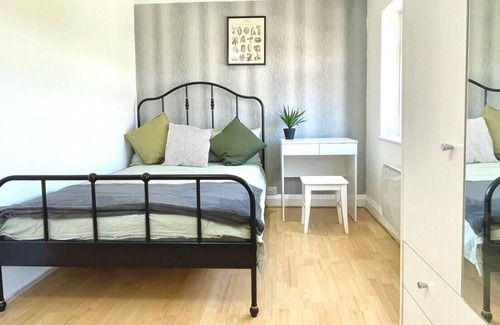 London Borough of Ealing Apartment | Lovely 2-Bed tree-hole in Northolt SouthHarrow