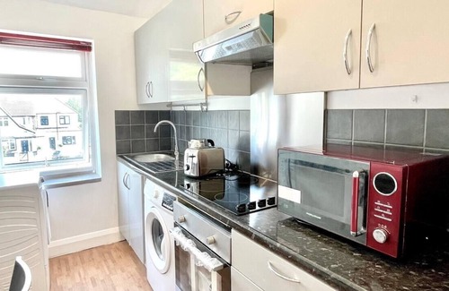 London Borough of Ealing Apartment | Lovely 2-Bed tree-hole in Northolt SouthHarrow