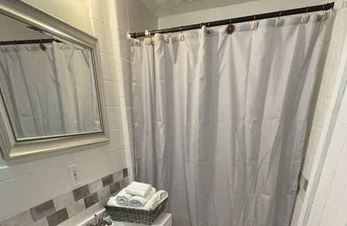 North Attleboro Apartment | Lovely 2 bedroom apartment with parking in the permise