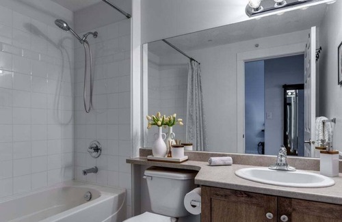 Kelowna Central Business District Condo | Lovely 2 bedroom condo with Lake Okanagan Views