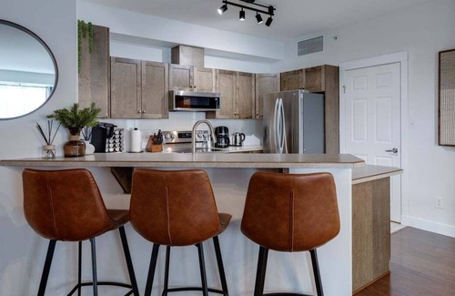 Kelowna Central Business District Condo | Lovely 2 bedroom condo with Lake Okanagan Views