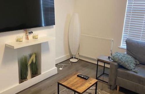 Thornton Heath House | Lovely 2 bedroom home with free parking