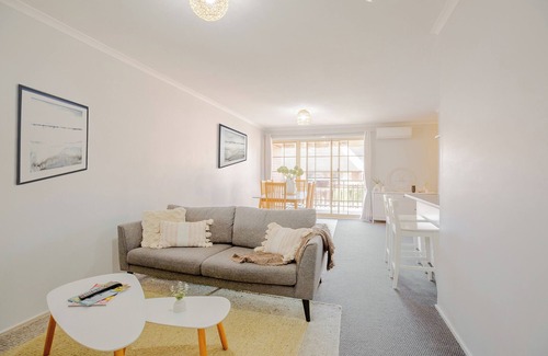 Lyneham Apartment | Lovely 2B apartment with free WIFI - the blue gum