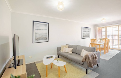 Lyneham Apartment | Lovely 2B apartment with free WIFI - the blue gum
