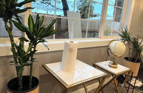 Lents House | Lovely 2BD newly furnished unit with fireplace.
